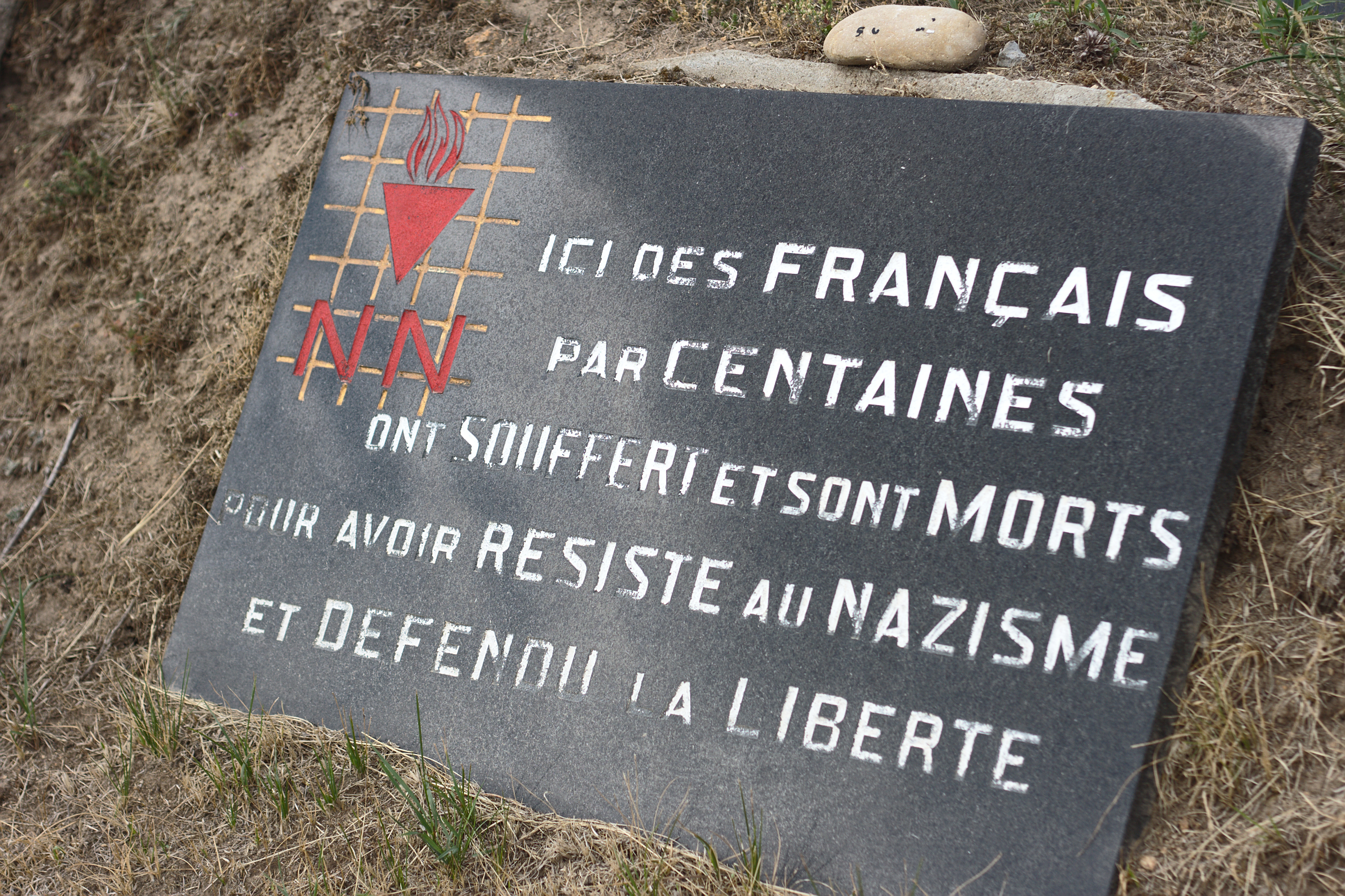 Ici des français par centaines ont souffert et sont morts pour avoir résisté au nazisme et défendu la liberté