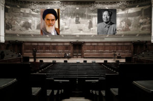 Photomontage montrant l'intérieur de la Sorbonne avec les portrait de Mao et Khomeini rajoutés